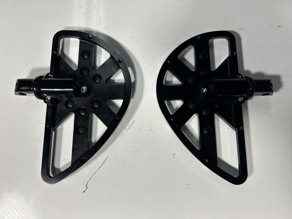  footpegs for Indian® models Aggressive yet comfortable rubber design Repeating pattern rubber offers excellent foot traction and vibration reduction CNC machined billet end cap w/ laser engraved logo 1″ longer then stock for added comfort and foot room Forged inner aluminum structure offers maximum strength with low weight Sold in pairs. Chrome end cap Fitment: 14-up Indian® / Chief / Chieftain / Roadmaster / Springfield / Challenger