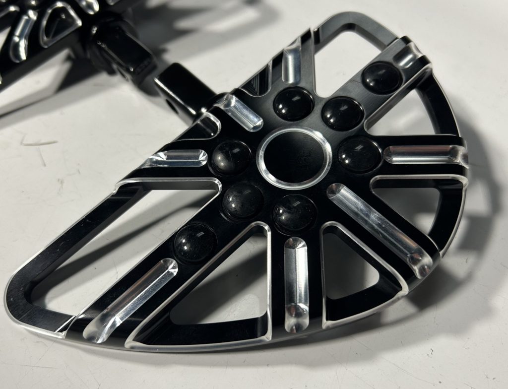  footpegs for Indian® models Aggressive yet comfortable rubber design Repeating pattern rubber offers excellent foot traction and vibration reduction CNC machined billet end cap w/ laser engraved logo 1″ longer then stock for added comfort and foot room Forged inner aluminum structure offers maximum strength with low weight Sold in pairs. Chrome end cap Fitment: 14-up Indian® / Chief / Chieftain / Roadmaster / Springfield / Challenger