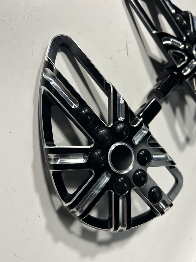  footpegs for Indian® models Aggressive yet comfortable rubber design Repeating pattern rubber offers excellent foot traction and vibration reduction CNC machined billet end cap w/ laser engraved logo 1″ longer then stock for added comfort and foot room Forged inner aluminum structure offers maximum strength with low weight Sold in pairs. Chrome end cap Fitment: 14-up Indian® / Chief / Chieftain / Roadmaster / Springfield / Challenger
