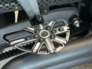 footpegs for Indian® models Aggressive yet comfortable rubber design Repeating pattern rubber offers excellent foot traction and vibration reduction CNC machined billet end cap w/ laser engraved logo 1″ longer then stock for added comfort and foot room Forged inner aluminum structure offers maximum strength with low weight Sold in pairs. Chrome end cap Fitment: 14-up Indian® / Chief / Chieftain / Roadmaster / Springfield / Challenger