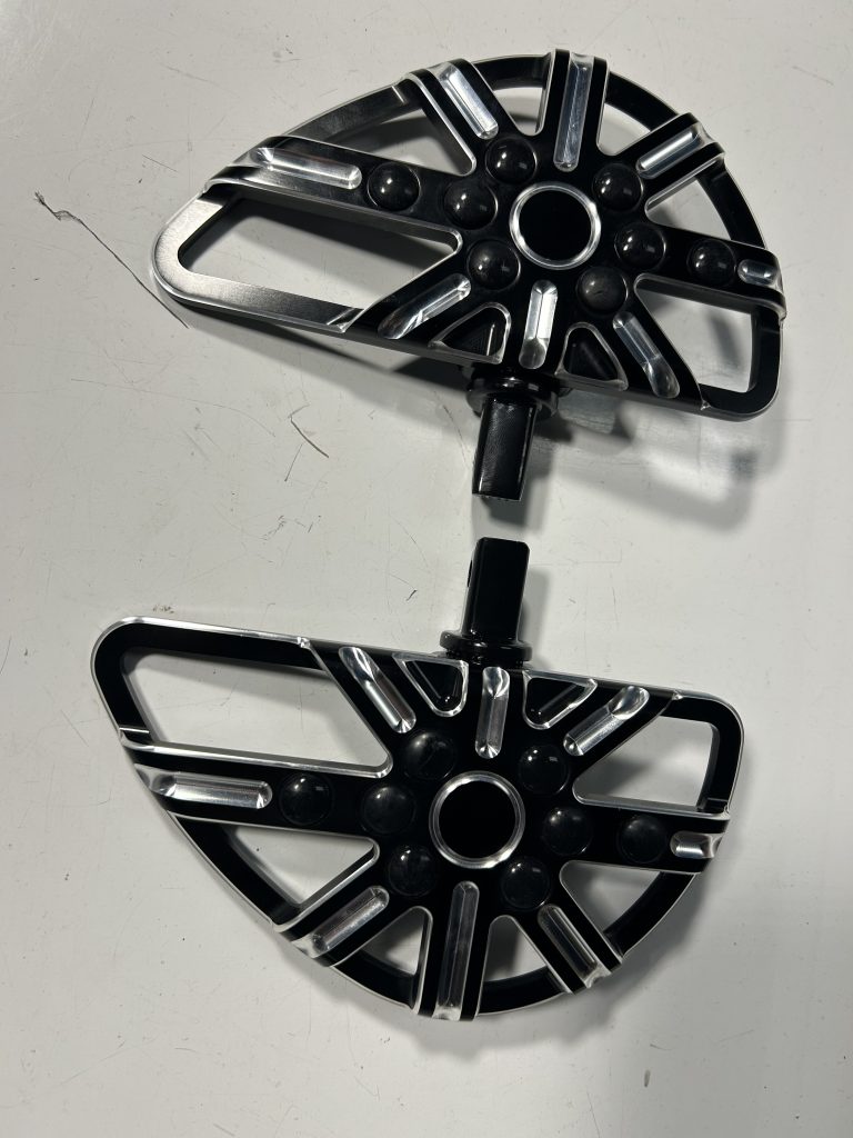  footpegs for Indian® models Aggressive yet comfortable rubber design Repeating pattern rubber offers excellent foot traction and vibration reduction CNC machined billet end cap w/ laser engraved logo 1″ longer then stock for added comfort and foot room Forged inner aluminum structure offers maximum strength with low weight Sold in pairs. Chrome end cap Fitment: 14-up Indian® / Chief / Chieftain / Roadmaster / Springfield / Challenger